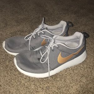 Nike Roshe Tennis Shoes
